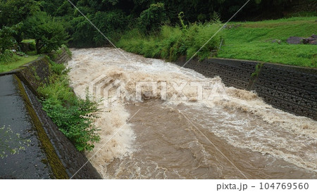 線状降水帯による大雨で河川の氾濫警戒水位超過 104769560
