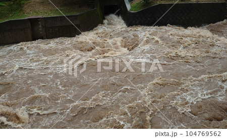 線状降水帯による大雨で河川の氾濫警戒水位超過 104769562