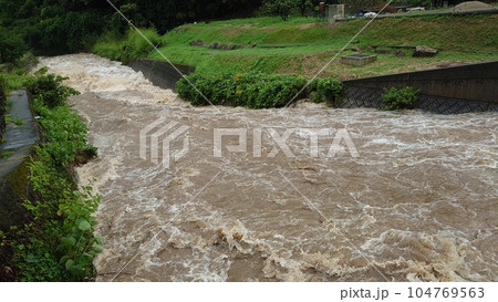 線状降水帯による大雨で河川の氾濫警戒水位超過 104769563