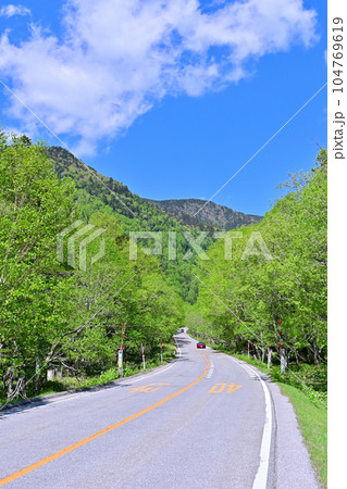 群馬県 片品村 菅沼付近の初夏 新緑の山並み 国道120号線 群馬県 片品村 菅沼付近の初夏 新緑の山並み 国道120号線 104769619