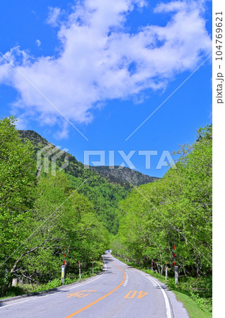 群馬県 片品村 菅沼付近の初夏 新緑の山並み 国道120号線 群馬県 片品村 菅沼付近の初夏 新緑の山並み 国道120号線 104769621