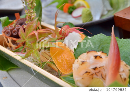 懐石旅館の夕食で提供される前菜 懐石旅館の夕食で提供される前菜 104769685