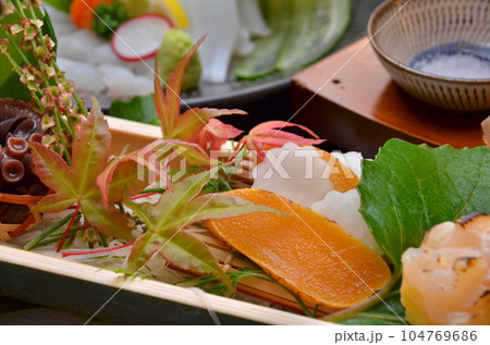 懐石旅館の夕食で提供される前菜 懐石旅館の夕食で提供される前菜 104769686