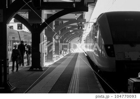 ヨーテボリの駅のプラットフォーム、モノクロ 104770093