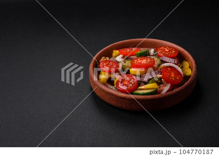 Delicious fresh salad with beef slices, cherry tomatoes, sweet peppers 104770187