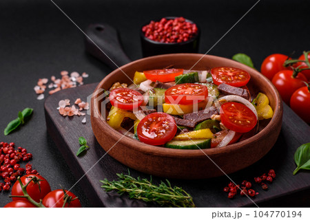 Delicious fresh salad with beef slices, cherry tomatoes, sweet peppers 104770194