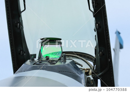 F16ファイティングファルコン　コクピット正面　キャノピーオープン 104770388