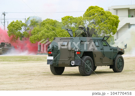 展示訓練を行う陸上自衛隊の軽装甲機動車 104770458