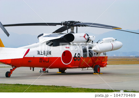 駐機する海上自衛隊の救難ヘリコプター UH-60J 駐機する海上自衛隊の救難ヘリコプター UH-60J 104770469