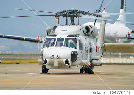 離陸準備する海上自衛隊の哨戒ヘリコプターSH-60J 104770471