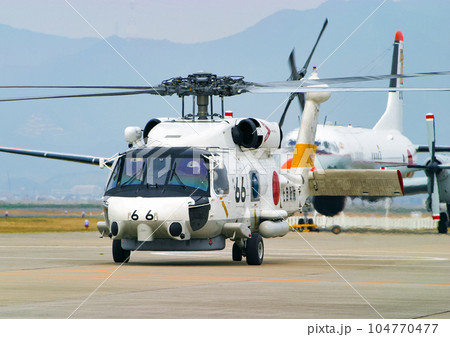 離陸準備する海上自衛隊の哨戒ヘリコプターSH-60J 離陸準備する海上自衛隊の哨戒ヘリコプターSH-60J 104770477