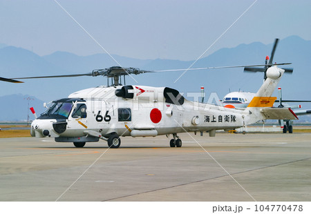 離陸準備する海上自衛隊の哨戒ヘリコプターSH-60J 104770478