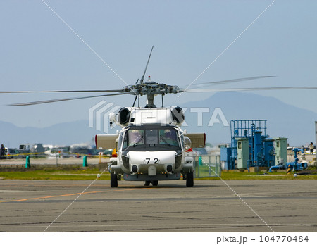 離陸準備する海上自衛隊の哨戒ヘリコプターSH-60J 104770484