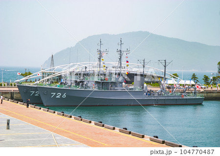 停泊中の海上自衛隊掃海艇 104770487