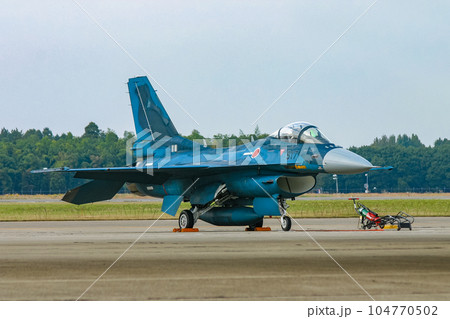 展示中の航空自衛隊の戦闘機F-2A 展示中の航空自衛隊の戦闘機F-2A 104770502