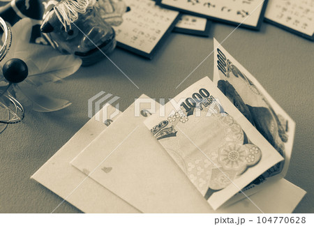 お正月のお年玉　正しい折り方　ポチ袋　お正月　新春　お年玉の用意　お年玉を渡す　年始め 104770628