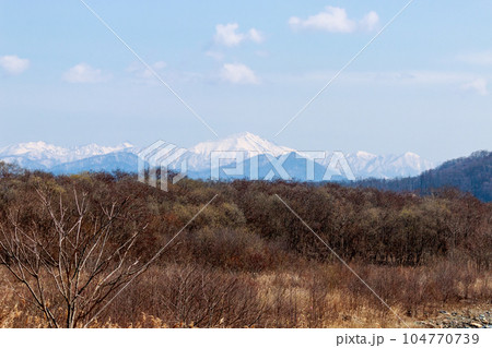 北海道新冠町、雪残る春の幌尻岳【3月】 北海道新冠町、雪残る春の幌尻岳【3月】 104770739
