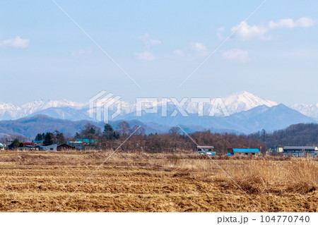 北海道平取町、雪残る春の幌尻岳【3月】 104770740
