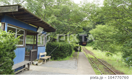 房総半島の小湊鉄道の飯給駅(梅雨) 房総半島の小湊鉄道の飯給駅(梅雨) 104770760