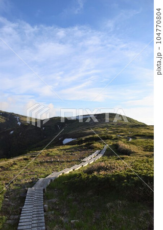 北アルプスの百名山「薬師岳」麓の薬師平から望む夕景 北アルプスの百名山「薬師岳」麓の薬師平から望む夕景 104770804