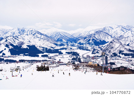 スキー場 の ゲレンデ の パノラマ 風景 【 新潟県 の 越後湯沢 の 岩原スキー場 】 スキー場 の ゲレンデ の パノラマ 風景 【 新潟県 の 越後湯沢 の 岩原スキー場 】 104770872