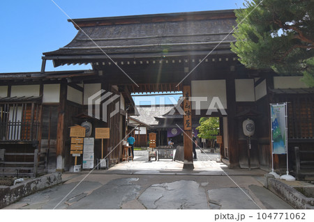 飛騨高山の陣屋の入り口 飛騨高山の陣屋の入り口 104771062