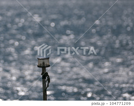 船の照明器具と海面のキラキラ 船の照明器具と海面のキラキラ 104771209