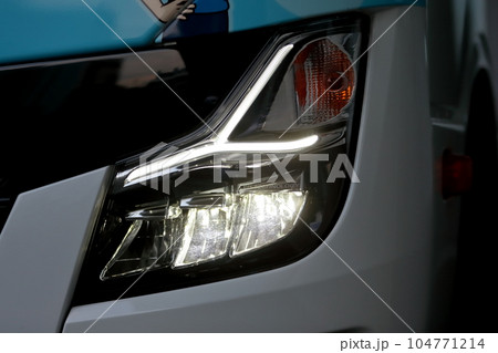 マイクロバスのヘッドライト 104771214