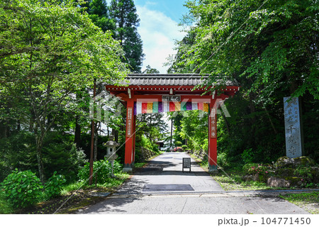 円空仏で有名な千光寺の門（飛騨高山） 104771450