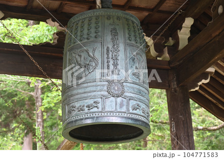 高山のテーマパーク飛騨民俗村里の鐘 104771583