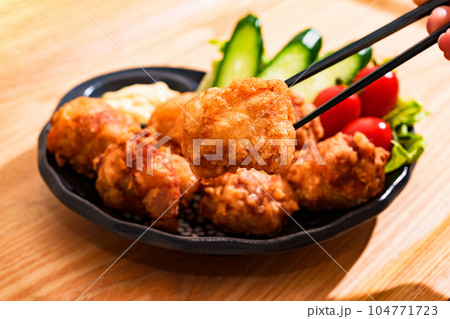 鶏 の からあげ は ジューシー で カリッ とした 食感 で 人気 【 揚げ物 の イメージ 】 104771723