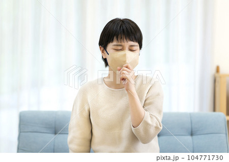 体調不良の若い女性 体調不良の若い女性 104771730