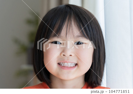 笑顔の5歳の子供 笑顔の5歳の子供 104771851