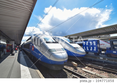 フランスの高速鉄道TGVの先頭車 フランスの高速鉄道TGVの先頭車 104771858