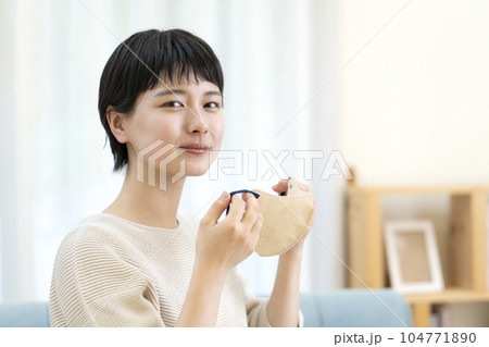 マスクを外す若い女性 104771890
