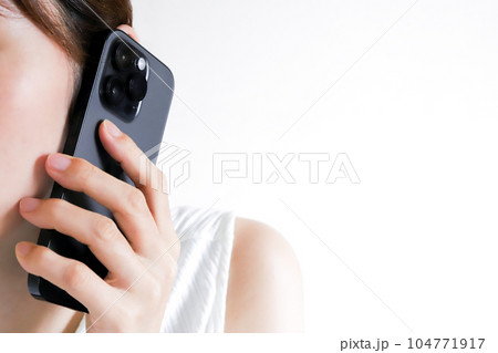 スマートフォンで話す女性 104771917