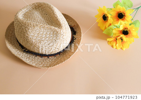 麦わら帽子とひまわり　夏イメージ 104771923