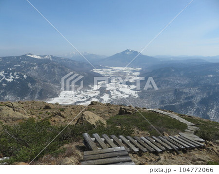 残雪期の至仏山(尾瀬ヶ原へ下る途中の木道と尾瀬ヶ原) 104772066