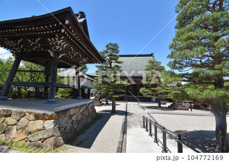 飛騨古川、三寺参りのお寺の1つ、真宗寺の鐘楼と本殿 104772169