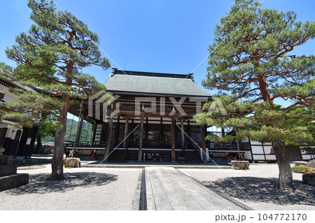 飛騨古川、三寺参りのお寺の1つ、真宗寺の鐘楼と本殿 飛騨古川、三寺参りのお寺の1つ、真宗寺の鐘楼と本殿 104772170