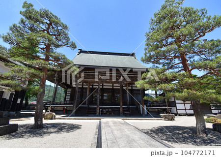 飛騨古川、三寺参りのお寺の1つ、真宗寺の鐘楼と本殿 104772171