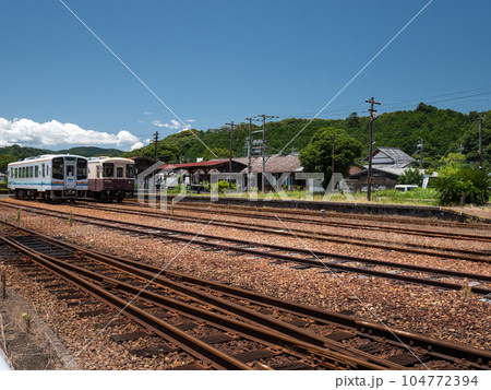夏の天竜浜名湖鉄道天竜二俣駅構内の風景 夏の天竜浜名湖鉄道天竜二俣駅構内の風景 104772394