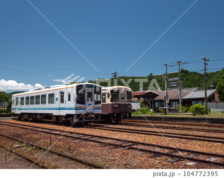 夏の天竜浜名湖鉄道天竜二俣駅構内の風景 104772395