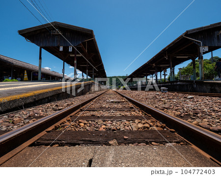 夏の天竜浜名湖鉄道天竜二俣駅構内の風景 夏の天竜浜名湖鉄道天竜二俣駅構内の風景 104772403
