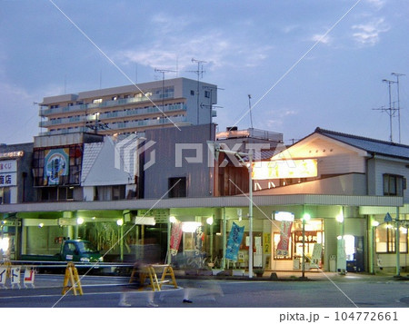 太田駅北口の夕暮れ。シャッターが降りた店が見かけられますが夕暮れは電車時間まで一杯ですね 太田駅北口の夕暮れ。シャッターが降りた店が見かけられますが夕暮れは電車時間まで一杯ですね 104772661