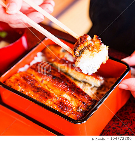 うな重 を 食べる 人物 【 土用 の 丑の日 の イメージ 】 うな重 を 食べる 人物 【 土用 の 丑の日 の イメージ 】 104772800