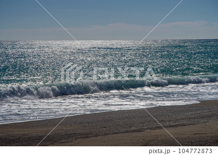 海の煌めき【熊野灘・七里御浜海岸】 104772873