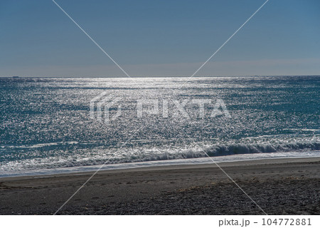 海の煌めき【熊野灘・七里御浜海岸】 海の煌めき【熊野灘・七里御浜海岸】 104772881