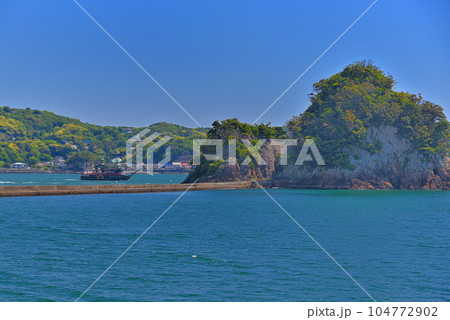 伊豆半島・南伊豆・日本開港の舞台となった下田港内、犬走島を行く黒船の眺め・静岡県下田市(1) 伊豆半島・南伊豆・日本開港の舞台となった下田港内、犬走島を行く黒船の眺め・静岡県下田市(1) 104772902