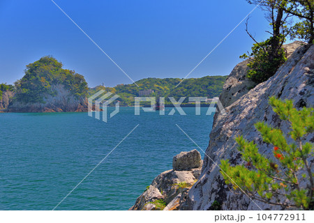 伊豆半島・南伊豆・日本開港の舞台の下田港内、犬走島を行く黒船を雁島から眺める・静岡県下田市(3) 伊豆半島・南伊豆・日本開港の舞台の下田港内、犬走島を行く黒船を雁島から眺める・静岡県下田市(3) 104772911
